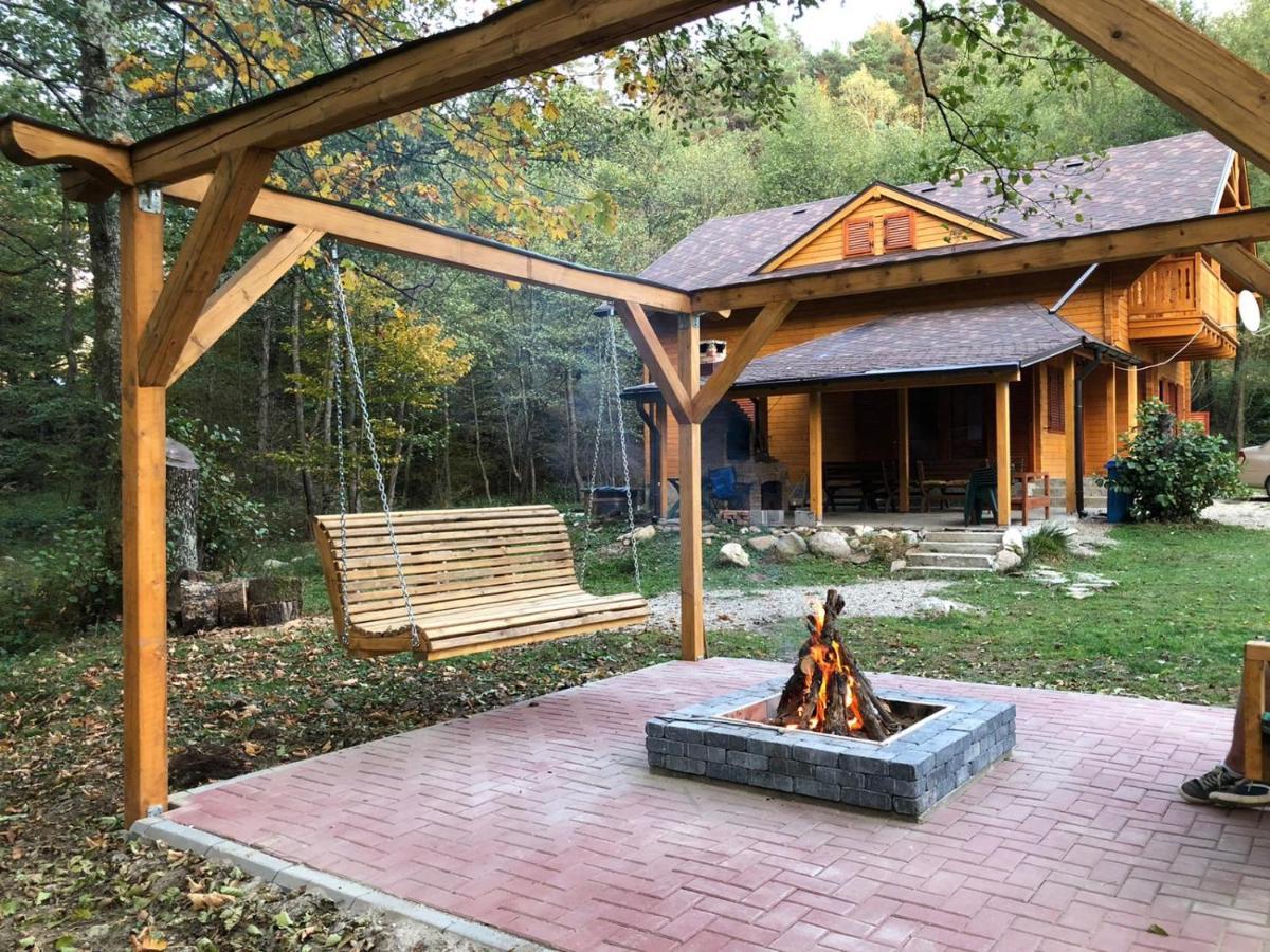 Chalet By The River Văliug Eksteriør billede